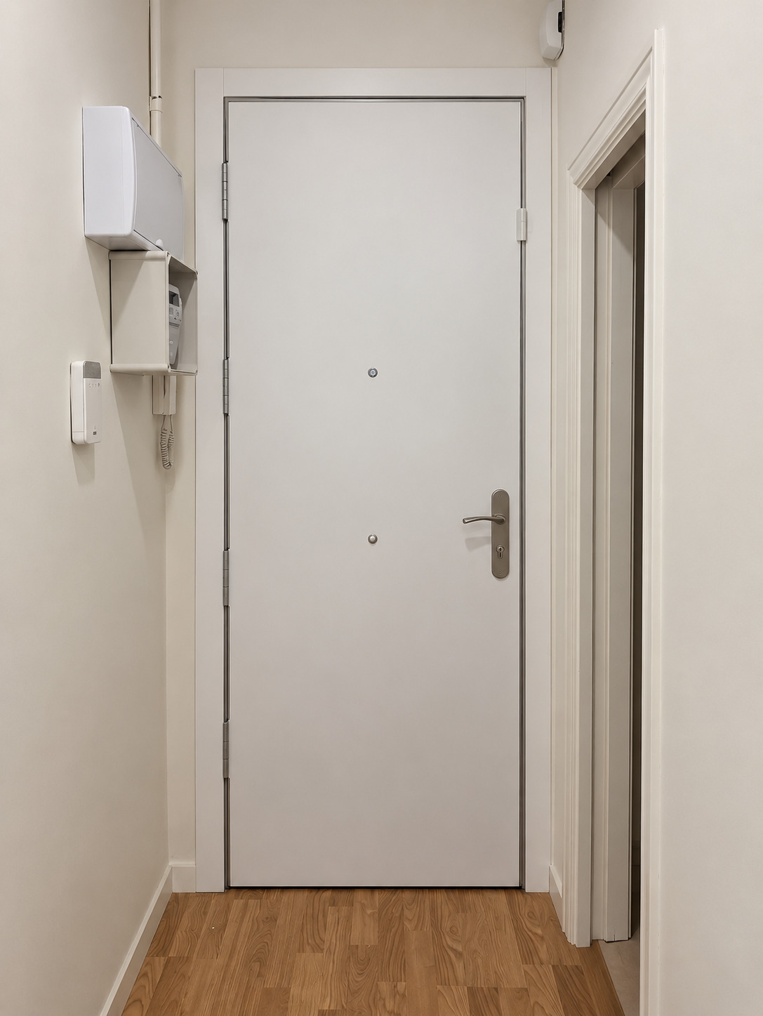 Acabado interior de madera de una puerta blindada