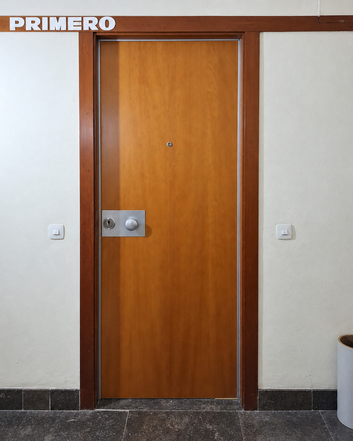 Acabado exterior de una puerta blindada en una comunidad